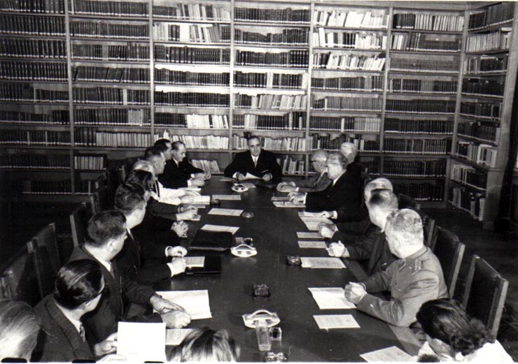 Comisia Constituţională întrunită sub preşedenţia lui Gh. Gheorghiu-Dej, la cea de-a XIII-a sesiune a M.A.N. Sunt de faţă: Gh. Florescu, L. Răutu, M. Constantinescu, Chivu Stoica, Al. Moghioroş, I. Chişinevschi, M. Sadoveanu, Tr. Săvulescu, P. Constantinescu–Iaşi, E. Bodnăraş, ş.a.(22-25.09.1952).