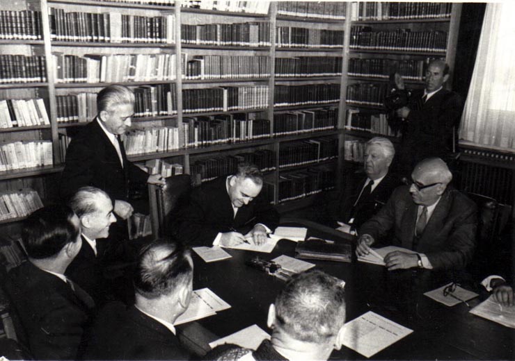 Comisia Constituţională întrunită sub preşedenţia lui Gh. Gheorghiu-Dej, la cea de-a XIII-a sesiune a M.A.N. Sunt de faţă: I. Chişinevschi, M. Sadoveanu, Tr. Săvulescu, M. F Ionescu, ş.a. (22-25.09.1952).