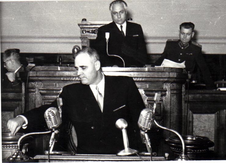 Gh. Gheorghiu-Dej la cea de-a XIII-a sesiune a M.A.N., votând Constituţia. Sunt de faţă: D-tru Coliu, M. Burcă, ş.a.(22-25.09.1952).