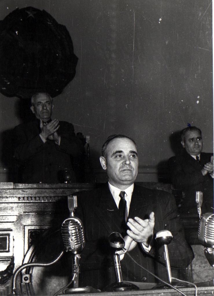 Gh. Gheorghiu-Dej la finalul celei de-a XIII-a sesiuni a M.A.N. în cadrul căreia s-a expus raportul proiectului noii Constituţii a R.P.R. Sunt de faţă: Tiţă Florea, Gh. Stoica, ş.a.(22-25.09.1952).