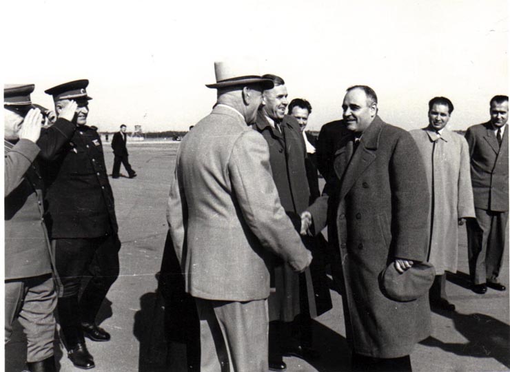 Gh. Gheorghiu-Dej pe Aeroportul Băneasa la înapoierea de la Moscova, unde a participat, în fruntea delegaţiei P.M.R., la lucrările celui de-al XIX-lea Congres al P.C.U.S. Sunt de faţă: Gh. Apostol, Al. Drăghici, P. Groza, ş.a.(16.10.1952).