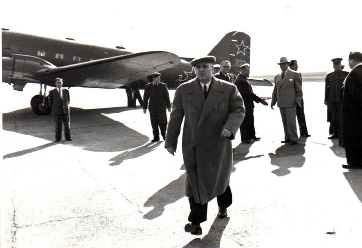 Gh. Gheorghiu-Dej pe Aeroportul Băneasa la înapoierea de la Moscova, unde a participat, în fruntea delegaţiei P.M.R., la lucrările celui de-al XIX-lea Congres al P.C.U.S.(16.10.1952).