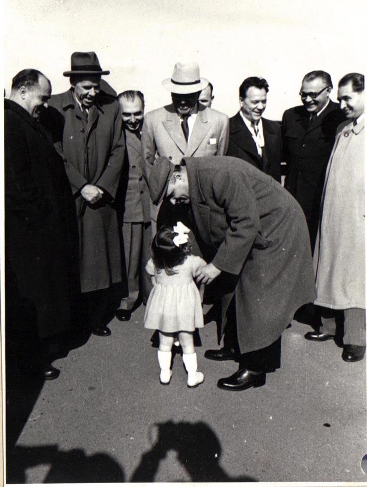 Gh. Gheorghiu-Dej pe Aeroportul Băneasa la înapoierea de la Moscova, unde a participat, în fruntea delegaţiei P.M.R., la lucrările celui de-al XIX-lea Congres al P.C.U.S. Sunt de faţă: C. Pârvulescu, Ion Vidraşcu, P. Borilă, P. Groza, M. Constantinescu, A.A. Epişev, ş.a.(16.10.1952).