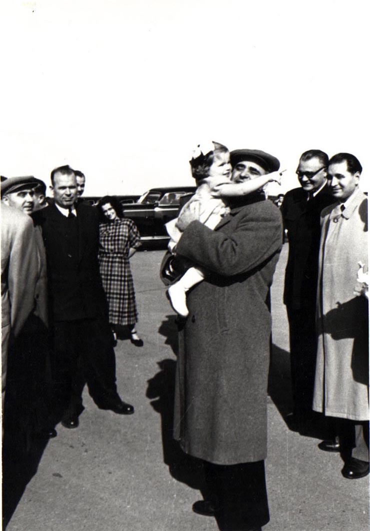 Gh. Gheorghiu-Dej pe Aeroportul Băneasa la înapoierea de la Moscova, unde a participat, în fruntea delegaţiei P.M.R., la lucrările celui de-al XIX-lea Congres al P.C.U.S. Sunt de faţă: P. Borilă, Chivu Stoica, M. Constantinescu, Gh. Apostol, ş.a.(16.10.1952).