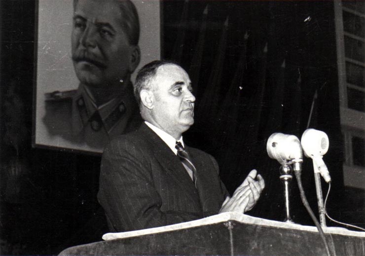 Gh. Gheorghiu-Dej în faţa Adunării activului C.C. al P.M.R. şi al Comitetului  orăşenesc P.M.R. Bucureşti din sala Floreasca, unde şi-a rostit expunerea despre „Însemnătatea istorică mondială a Congresului al XIX-lea al P.C.U.S (25.10.1952).