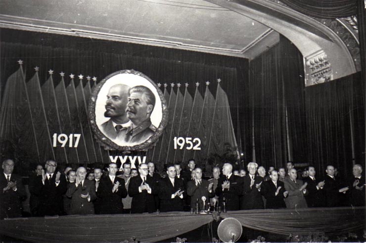 Gh. Gheorghiu-Dej, P. Groza, I. Chişinevschi, E. Bodnăraş, C. Pârvulescu, Al. Drăghici, Gh. Stoica, M.B. Mitin, Constanţa Crăciun, D-tru Coliu, Gh. Apostol,  M. Constantinescu, A.I. Leontiev (ambasadorul U.R.S.S.), Al. Moghioroş, C. I. Parhon, la masa prezidiului activ, cu prilejul adunării solemne consacrate celei de-a 35-a aniversări a Marii Revoluţii Socialiste din Octombrie (sala Ateneului R.P.R)(6.11.1952).