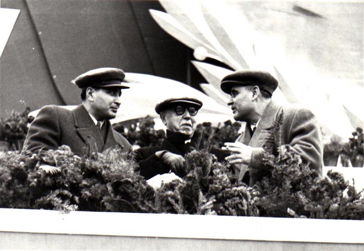 Gh. Gheorghiu-Dej, Gh. Apostol, C. I. Parhon, în tribuna centrală din Piaţa Aviatorilor, la demonstraţia oamenilor muncii cu prilejul celei de-a 35-a aniversări a Marii Revoluţii Socialiste din Octombrie. (7.11.1952).