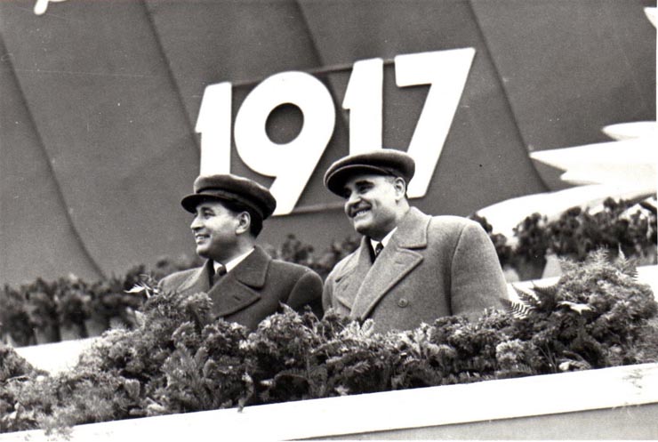 Gh. Gheorghiu-Dej şi Gh. Apostol, în tribuna centrală din Piaţa Aviatorilor, la demonstraţia oamenilor muncii cu prilejul celei de-a 35-a aniversări a Marii Revoluţii Socialiste din Octombrie.(7.11.1952).