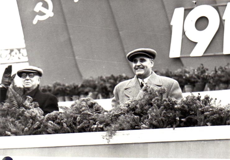 Gh. Gheorghiu-Dej şi C. I. Parhon, în tribuna centrală din Piaţa Aviatorilor, la demonstraţia oamenilor muncii cu prilejul celei de-a 35-a aniversări a Marii Revoluţii Socialiste din Octombrie.(7.11.1952).