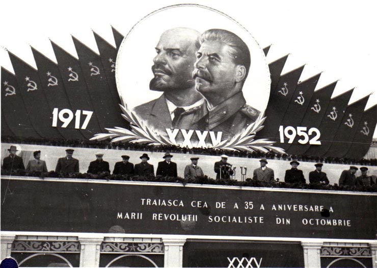 Gh. Gheorghiu-Dej, P. Groza, A.I. Leontiev (ambasadorul U.R.S.S.), Al. Moghioroş, E. Bodnăraş, ş.a., în tribuna centrală din Piaţa Aviatorilor, primind demonstraţia oamenilor muncii cu prilejul celei de-a 35-a aniversări a Marii Revoluţii Socialiste din Octombrie.(7.11.1952).