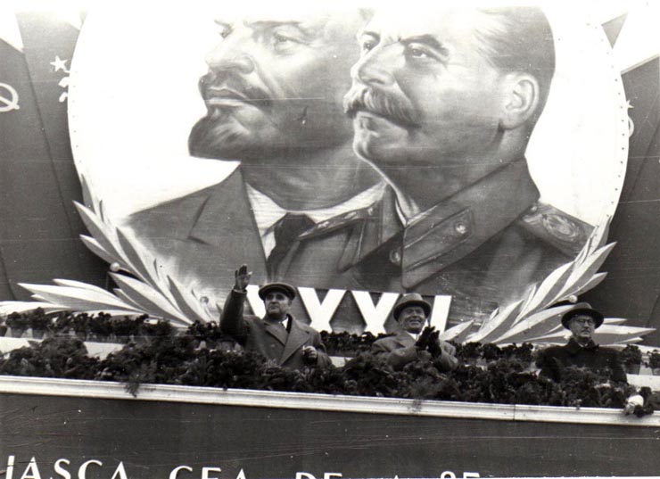 Gh. Gheorghiu-Dej, P. Groza, V.P. Nichitin, ş.a., în tribuna centrală din Piaţa Aviatorilor, primind demonstraţia oamenilor muncii cu prilejul celei de-a 35-a aniversări a Marii Revoluţii Socialiste din Octombrie.(7.11.1952).