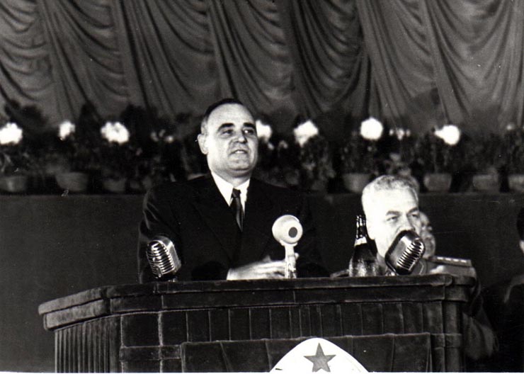 Gh. Gheorghiu-Dej vorbind la adunarea din Sala Sporturilor de la Floreasca, cu prilejul întâlnirii cu alegătorii din circumscripţia electorală „Griviţa Roşie”.(28.11.1952).