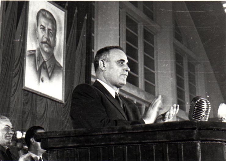 Gh. Gheorghiu-Dej la finalul adunării din Sala Sporturilor de la Floreasca cu prilejul întâlnirii cu alegătorii din circumscripţia electorală „Griviţa Roşie” .(28.11.1952).