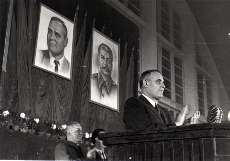 Gh. Gheorghiu-Dej la finalul adunării din Sala Sporturilor de la Floreasca cu prilejul întâlnirii cu alegătorii din circumscripţia electorală „Griviţa Roşie” .(28.11.1952).