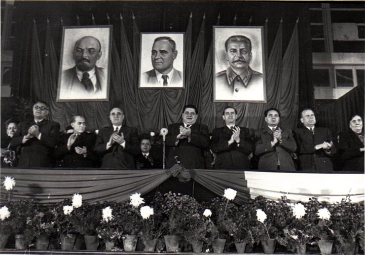 Gh. Gheorghiu-Dej, Al. Moghioroş, Gh. Apostol, I. Chişinevschi, Chivu Stoica, M. Constantinescu, ş.a., în prezidiul adunării din Sala Sporturilor de la Floreasca, cu prilejul întâlnirii cu alegătorii din circumscripţia electorală „Griviţa Roşie”.(28.11.1952).