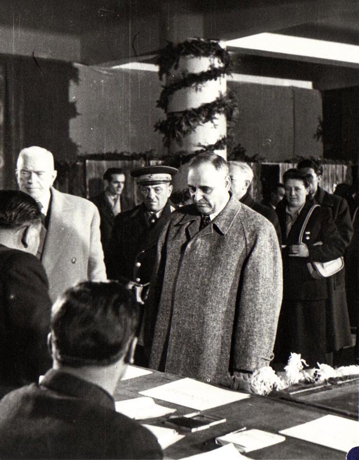Gh. Gheorghiu-Dej, P. Groza, ş.a., la secţia de votare nr. 3 din circumscripţia electorală „6 Martie” din Capitală (localul Facultăţii de Ştiinţe Juridice).(30.11.1952).
