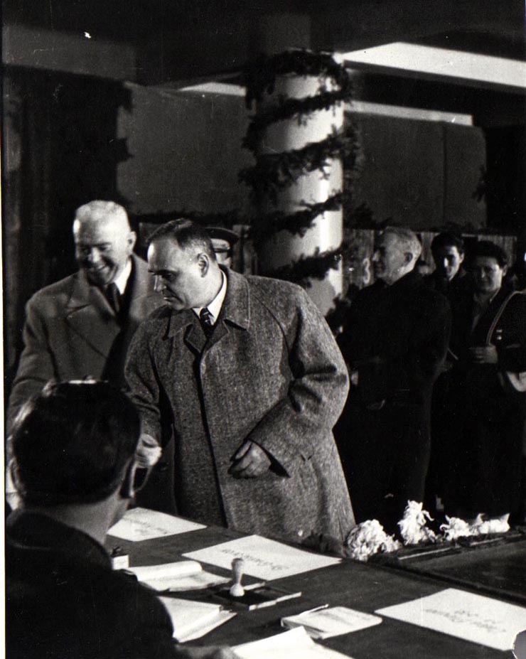 Gh. Gheorghiu-Dej, P. Groza, ş.a., la secţia de votare nr. 3 din circumscripţia electorală „6 Martie” din Capitală (localul Facultăţii de Ştiinţe Juridice).(30.11.1952).