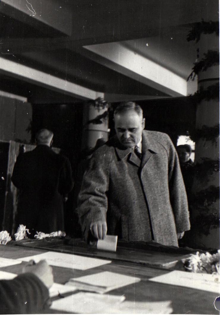 Gh. Gheorghiu-Dej, P. Groza, ş.a., la secţia de votare nr. 3 din circumscripţia electorală „6 Martie” din Capitală (localul Facultăţii de Ştiinţe Juridice).(30.11.1952).