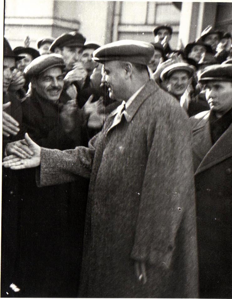 Gh. Gheorghiu-Dej se întreţine cu alegătorii veniţi sî voteze la secţia de votare nr.3 din circumscripţia electorală „6 Martie” din Capitală (localul Facultăţii de Ştiinţe Juridice).(30.11.1952).