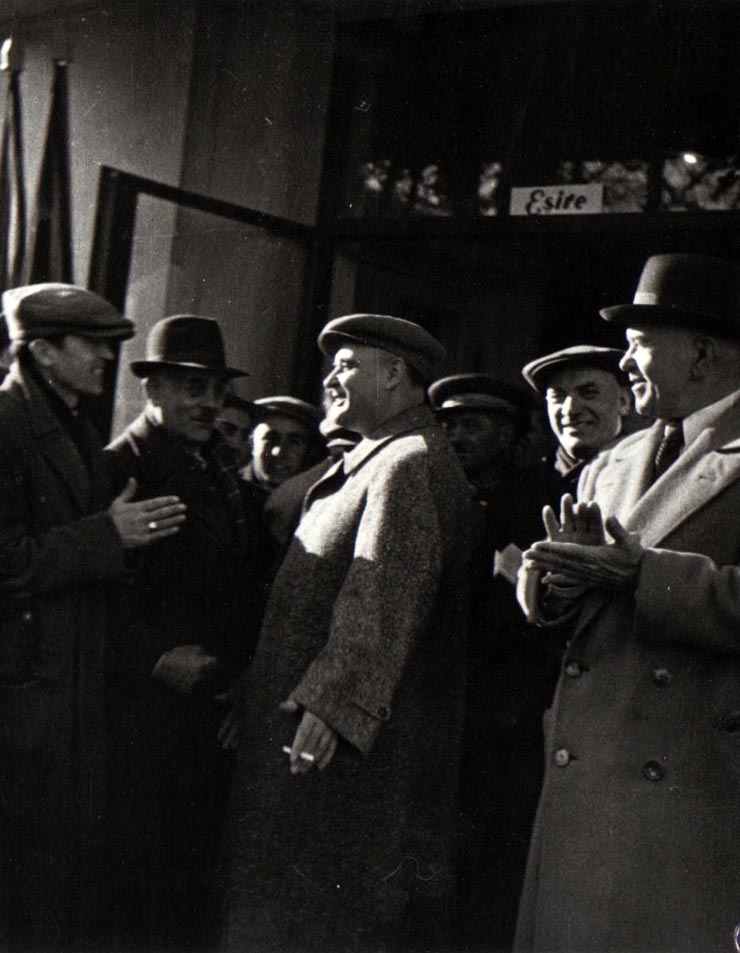 Gh. Gheorghiu-Dej stând de vorbă cu alegătorii veniţi sî voteze la secţia de votare nr.3 din circumscripţia electorală „6 Martie” din Capitală (localul Facultăţii de Ştiinţe Juridice).(30.11.1952).