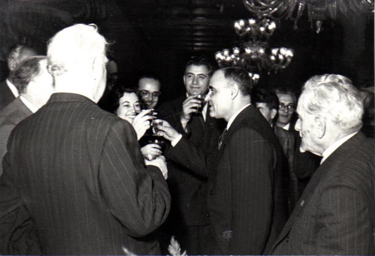 Gh. Gheorghiu-Dej şi M. Sadoveanu la Consiliul de Miniştri, întreţinându-se cu participanţii, la solemnitatea decernării Premiului de Stat al R.P.R. pe anii 1950-1951.(10.12.1952).