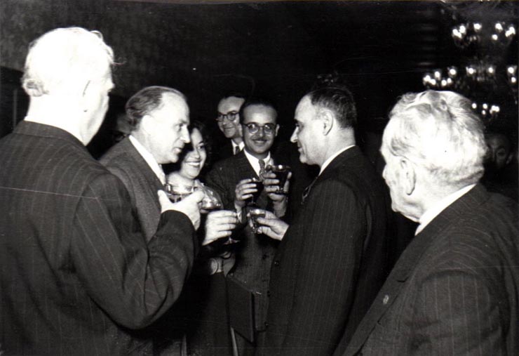 Gh. Gheorghiu-Dej şi M. Sadoveanu la Consiliul de Miniştri, întreţinându-se cu participanţii, la solemnitatea decernării Premiului de Stat al R.P.R. pe anii 1950-1951. Sunt de faţă: AL. Toma, ş.a.(10.12.1952).