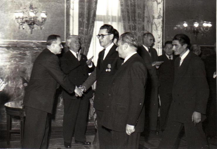 Gh. Gheorghiu-Dej la solemnitatea de la Consiliul de Miniştri, înmânează diplomele, medaliile şi premiile laureaţilor Premiului de Stat al R.P.R. pe anii 1950-1951.(10.12.1952).
