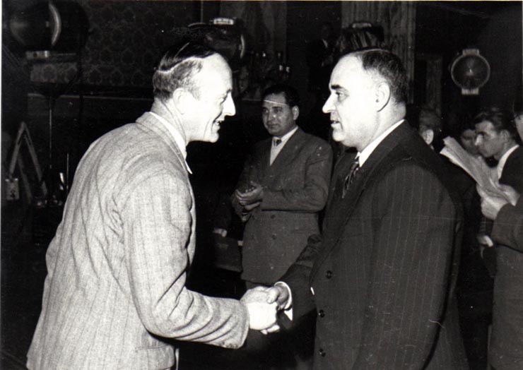 Gh. Gheorghiu-Dej la solemnitatea de la Consiliul de Miniştri, înmânează diplomele, medaliile şi premiile laureaţilor Premiului de Stat al R.P.R. pe anii 1950-1951. Sunt de faţă: Gh. Apostol, ş.a.(10.12.1952).