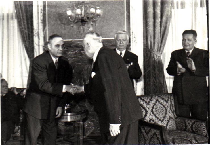 Gh. Gheorghiu-Dej la solemnitatea de la Consiliul de Miniştri, înmânează diplomele, medaliile şi premiile laureaţilor Premiului de Stat al R.P.R. pe anii 1950-1951. Sunt de faţă: L. Răutu, M. Sadoveanu, ş.a.(10.12.1952).