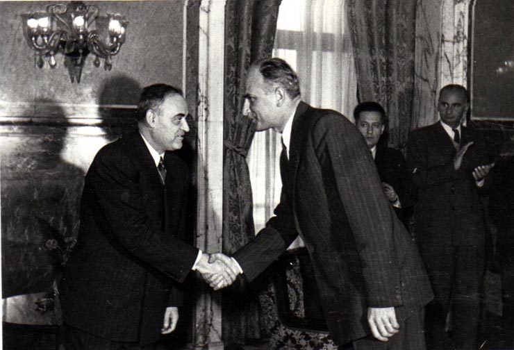 Gh. Gheorghiu-Dej la solemnitatea de la Consiliul de Miniştri, înmânează diplomele, medaliile şi premiile laureaţilor Premiului de Stat al R.P.R. pe anii 1950-1951. Sunt de faţă: L. Răutu, ş.a.(10.12.1952).