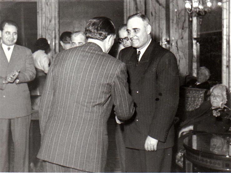 Gh. Gheorghiu-Dej la solemnitatea de la Consiliul de Miniştri, înmânează diplomele, medaliile şi premiile laureaţilor Premiului de Stat al R.P.R. pe anii 1950-1951. Sunt de faţă: Gh. Apostol, I. Chişinevschi, Petre Bele, ş.a.(10.12.1952).