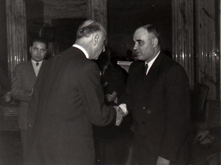 Gh. Gheorghiu-Dej la solemnitatea de la Consiliul de Miniştri, înmânează diplomele, medaliile şi premiile laureaţilor Premiului de Stat al R.P.R. pe anii 1950-1951. Sunt de faţă: Gh. Apostol, I. Chişinevschi, I. Militineanu, ş.a.(10.12.1952).