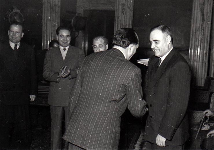 Gh. Gheorghiu-Dej, Gh. Apostol, I. Chişinevschi, ş.a., felicită laureaţii Premiului de Stat al R.P.R. pe anii 1950-1951 cu prilejul solemnităţii de la Consiliul de Miniştri.(10.12.1952).