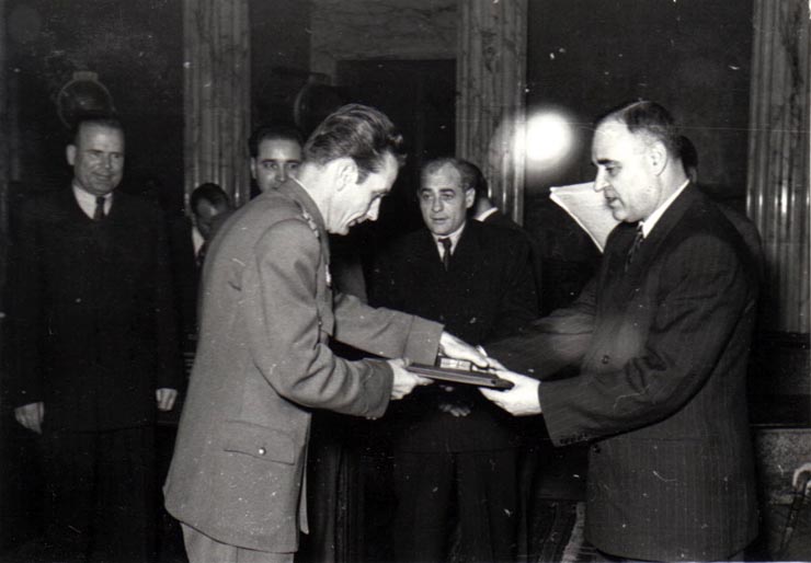 Gh. Gheorghiu-Dej j, Gh. Apostol, I. Chişinevschi, ş.a., felicită laureaţii Premiului de Stat al R.P.R. pe anii 1950-1951 cu prilejul solemnităţii de la Consiliul de Miniştri(10.12.1952).