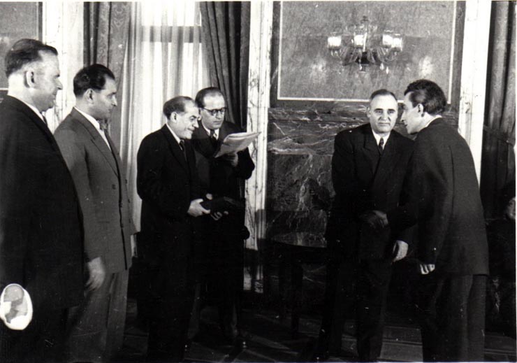 Gh. Gheorghiu-Dej, Gh. Apostol, I. Chişinevschi, Chivu Stoica, Petre Bele, ş.a., felicită laureaţii Premiului de Stat al R.P.R. pe anii 1950-1951 cu prilejul solemnităţii de la Consiliul de Miniştri.(10.12.1952).