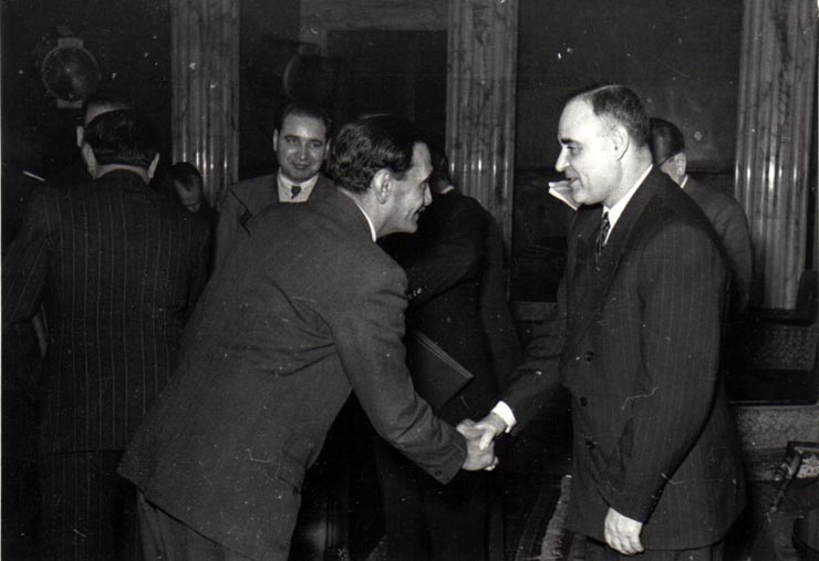 Gh. Gheorghiu-Dej, Gh. Apostol, ş.a., felicită laureaţii Premiului de Stat al R.P.R. pe anii 1950-1951 cu prilejul solemnităţii de la Consiliul de Miniştri.(10.12.1952).