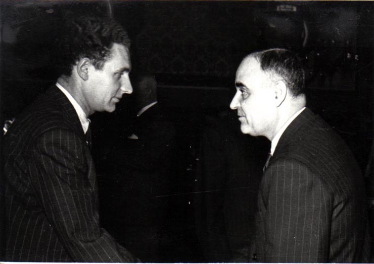 Gh. Gheorghiu-Dej la solemnitatea de la Consiliul de Miniştri înmânează diplomele, medaliile şi premiile laureaţilor Premiului de Stat al R.P.R. pe anii 1950-1951.(10.12.1952).