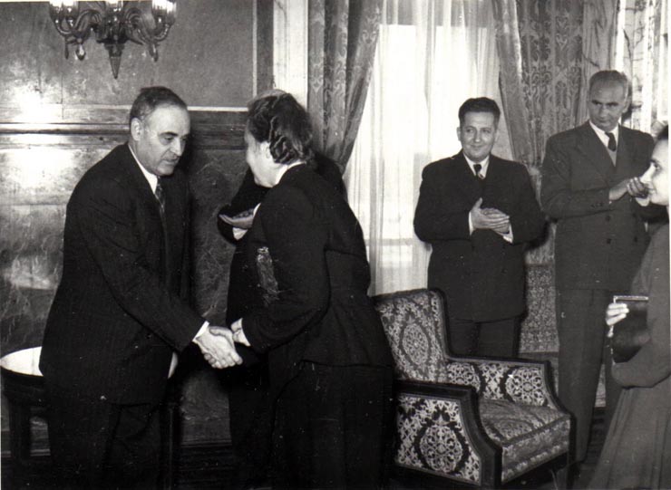 Gh. Gheorghiu-Dej la solemnitatea de la Consiliul de Miniştri înmânează diplomele, medaliile şi premiile laureaţilor Premiului de Stat al R.P.R. pe anii 1950-1951. Sunt de faţă: L. Răutu, ş.a.(10.12.1952).