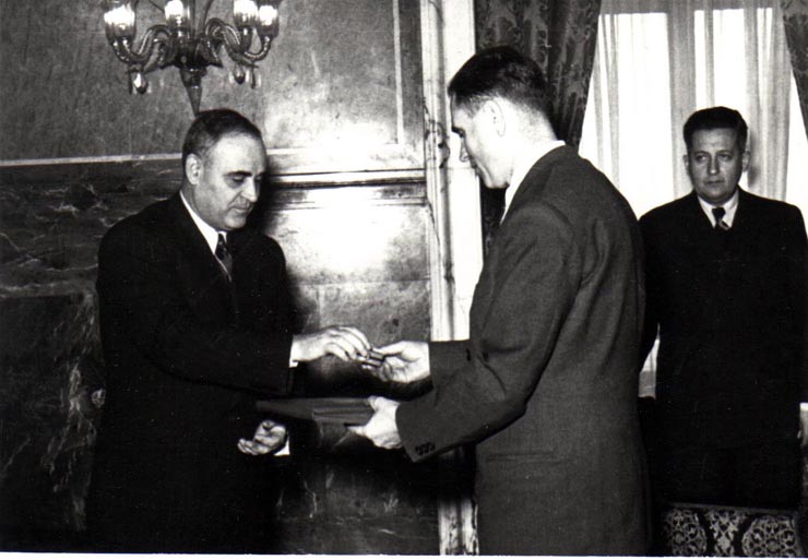 Gh. Gheorghiu-Dej la solemnitatea de la Consiliul de Miniştri înmânează diplomele, medaliile şi premiile laureaţilor Premiului de Stat al R.P.R. pe anii 1950-1951. Sunt de faţă: L. Răutu, ş.a.(10.12.1952).