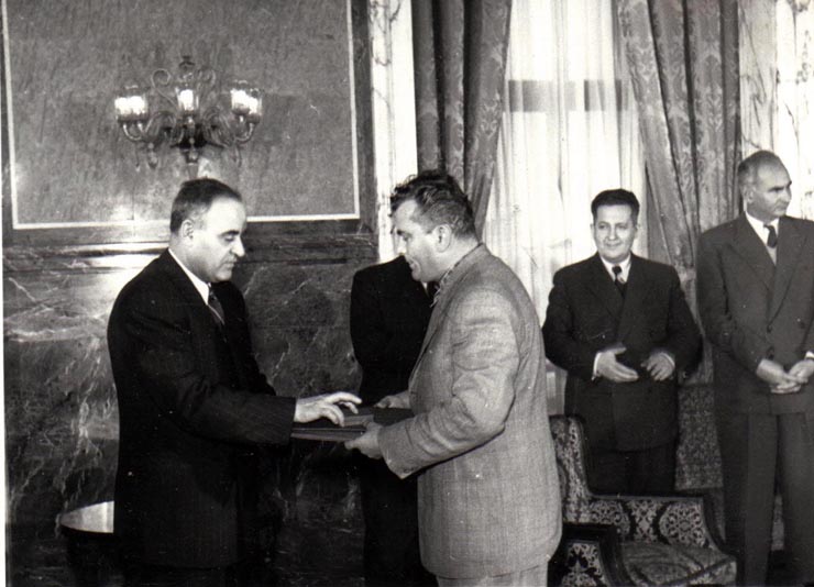 Gh. Gheorghiu-Dej la solemnitatea de la Consiliul de Miniştri înmânează diplomele, medaliile şi premiile laureaţilor Premiului de Stat al R.P.R. pe anii 1950-1951. Sunt de faţă: L. Răutu, ş.a.(10.12.1952).