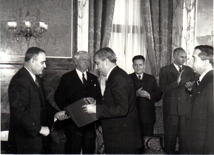Gh. Gheorghiu-Dej la solemnitatea de la Consiliul de Miniştri înmânează diplomele, medaliile şi premiile laureaţilor Premiului de Stat al R.P.R. pe anii 1950-1951. Sunt de faţă: L. Răutu, M. Sadoveanu,  ş.a.(10.12.1952).