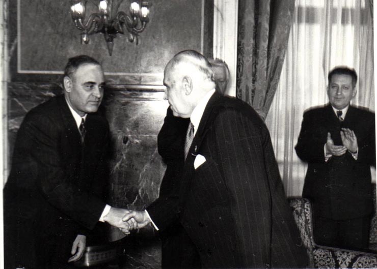 Gh. Gheorghiu-Dej la solemnitatea de la Consiliul de Miniştri înmânează diplomele, medaliile şi premiile laureaţilor Premiului de Stat al R.P.R. pe anii 1950-1951. Sunt de faţă: L. Răutu, M. Sadoveanu,  ş.a.(10.12.1952).