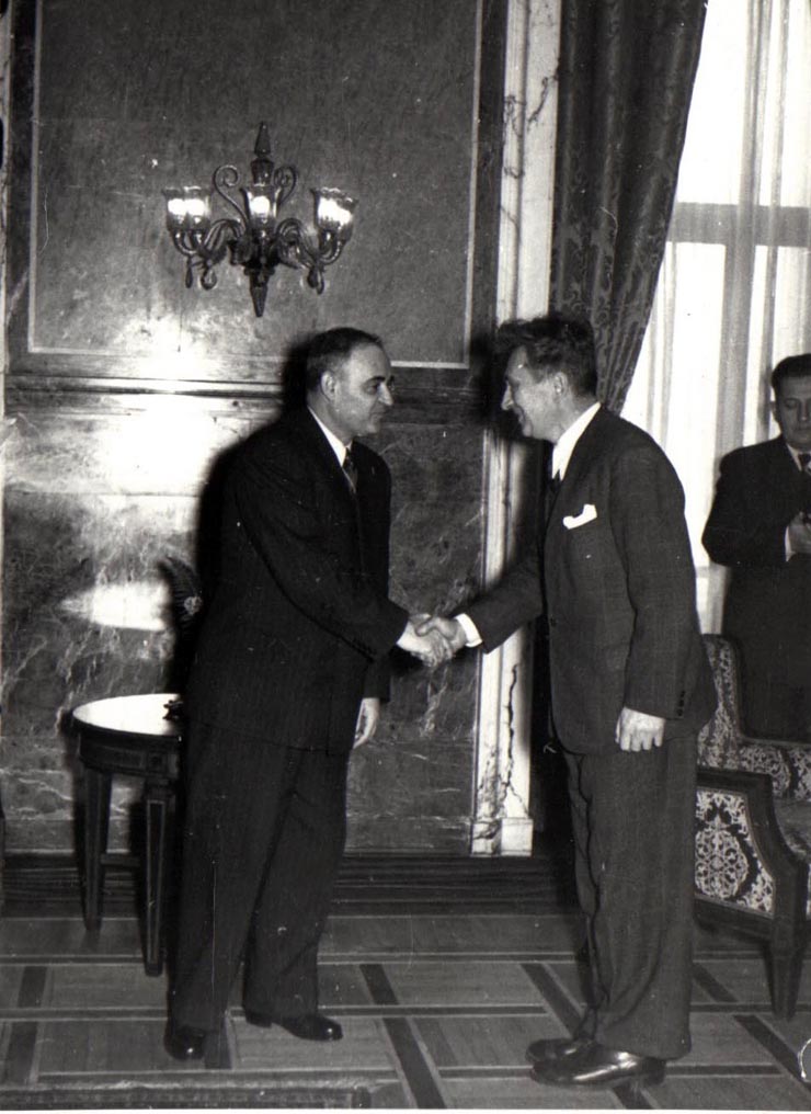 Gh. Gheorghiu-Dej la solemnitatea de la Consiliul de Miniştri înmânează diplomele, medaliile şi premiile laureaţilor Premiului de Stat al R.P.R. pe anii 1950-1951.(10.12.1952).