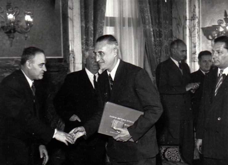 Gh. Gheorghiu-Dej la solemnitatea de la Consiliul de Miniştri înmânează diplomele, medaliile şi premiile laureaţilor Premiului de Stat al R.P.R. pe anii 1950-1951.(10.12.1952).