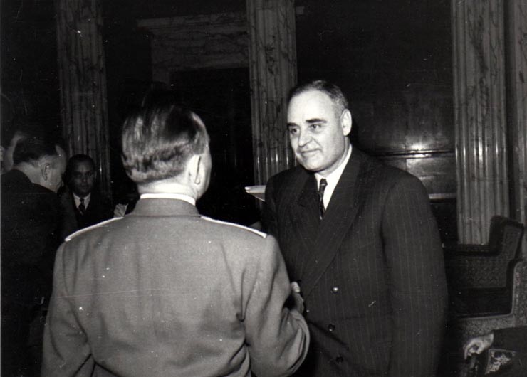 Gh. Gheorghiu-Dej la solemnitatea de la Consiliul de Miniştri înmânează diplomele, medaliile şi premiile laureaţilor Premiului de Stat al R.P.R. pe anii 1950-1951.(10.12.1952).