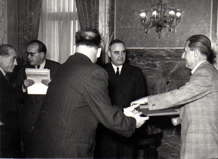Gh. Gheorghiu-Dej la solemnitatea de la Consiliul de Miniştri înmânează diplomele, medaliile şi premiile laureaţilor Premiului de Stat al R.P.R. pe anii 1950-1951.(10.12.1952).
