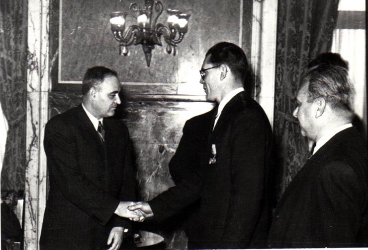 Gh. Gheorghiu-Dej la solemnitatea de la Consiliul de Miniştri înmânează diplomele, medaliile şi premiile laureaţilor Premiului de Stat al R.P.R. pe anii 1950-1951.(10.12.1952).