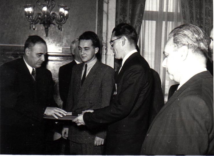 Gh. Gheorghiu-Dej la solemnitatea de la Consiliul de Miniştri înmânează diplomele, medaliile şi premiile laureaţilor Premiului de Stat al R.P.R. pe anii 1950-1951.(10.12.1952).