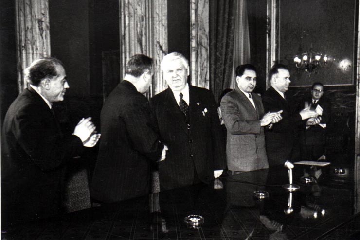 Gh. Gheorghiu-Dej, M. Sadoveanu, Chivu Stoica, Gh. Apostol, P. Bele, I. Chişinevschi, ş.a., la solemnitatea decernării Premiului de Stat al R.P.R. pe anii 1950-1951, care a avut loc la Consiliul de Miniştri.(10.12.1952).