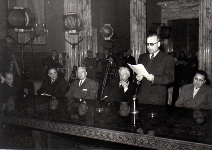 Gh. Gheorghiu-Dej, M. Sadoveanu, Gh. Apostol, P. Groza, Chivu Stoica, ş.a., la solemnitatea de la Consiliul de Miniştri cu prilejul decernării diplomelor, medaliilor şi premiilor laureaţilor Premiului de Stat al R.P.R. pe anii 1950-1951.(10.12.1952).
